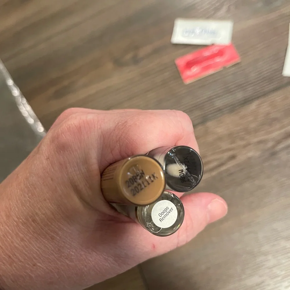 SeneGence LipSense Glossy gloss, oops remover & lip color - Picture 2 of 2